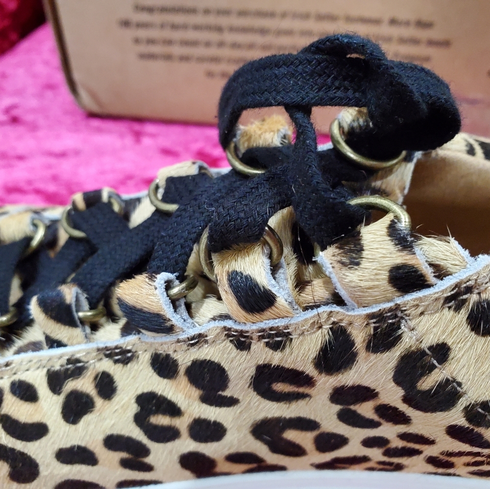 Tennis shoes